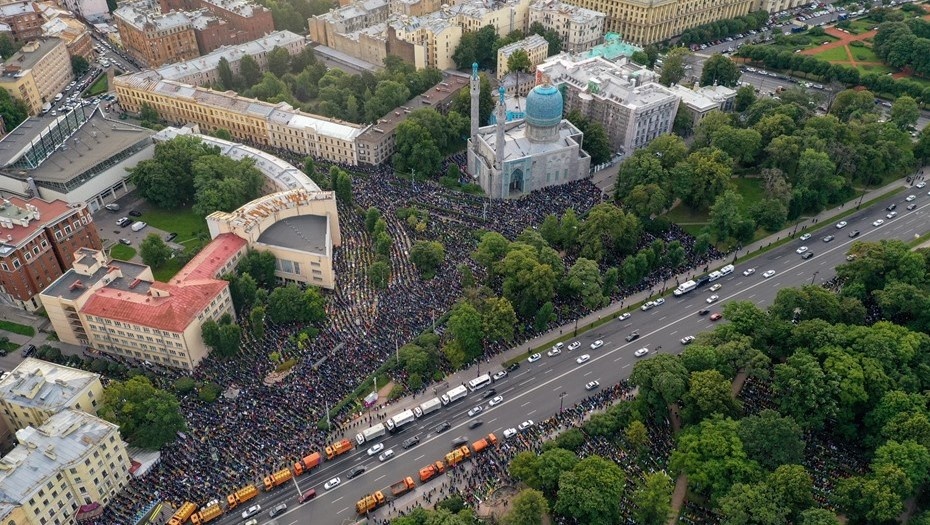    Празднование Курбан-байрам у Соборной мечети в Петербурге. Автор фото: Михаил Тихонов / "Деловой Петербург"