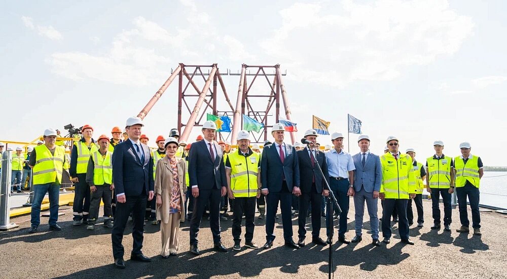    Стыковка пролётов нового моста через Обь прошла в торжественной обстановке