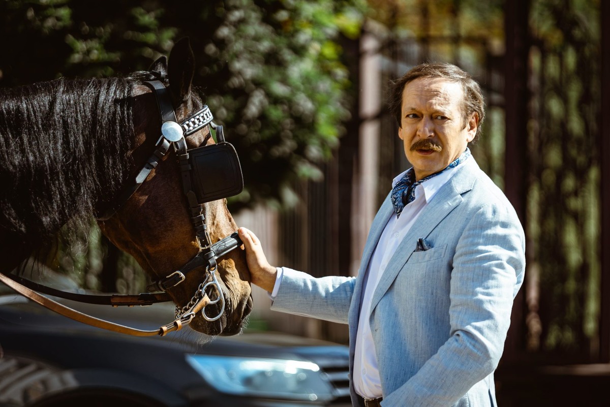    "Владислав Ветров в сериале «Три плюс три». Фото: кадр из фильма"