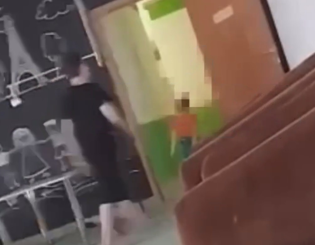 Дважды подросток выводил ребенка в кордиор. Что там происходило, неизвестно