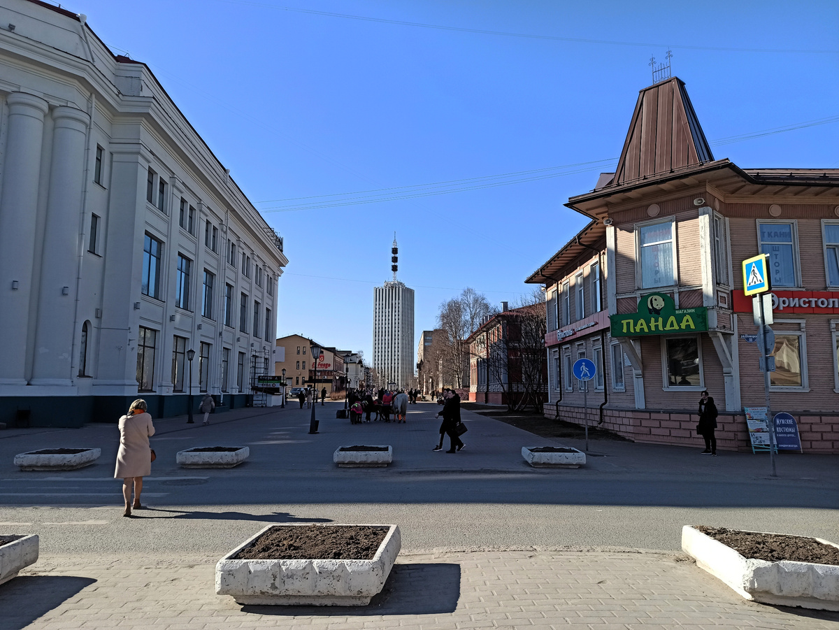 Пешеходный проспект Чумбарова-Лучинского. Справа дом №36