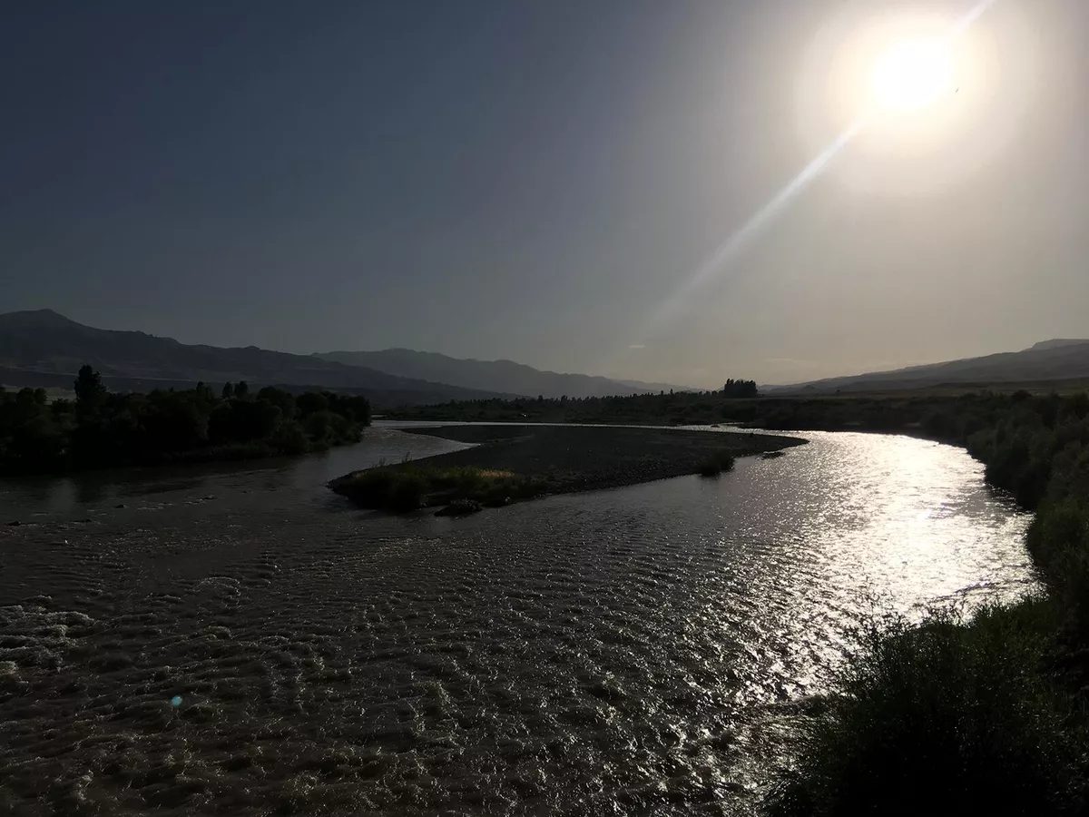 CC BY-SA 4.0 / Ben Men Lyun / Araks River (cropped, resized)