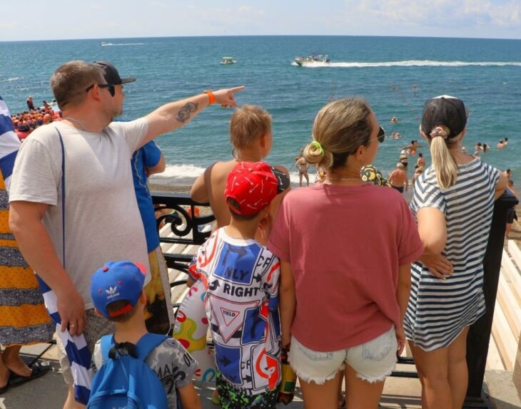     Туристы на набережной Судака, Крым. Источник: t.me/sandro_crimea.