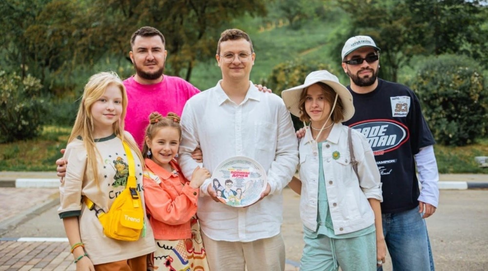 Кадр со съемок фильма по «Папиным дочкам» (2025) / Фото: Telegram/kinopoisk_soon  📷
