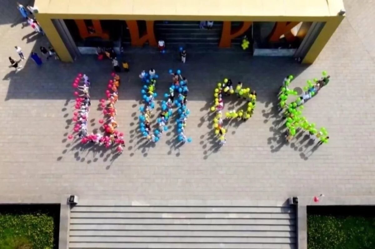    Омичи выразили любовь к цирку масштабным флешмобом