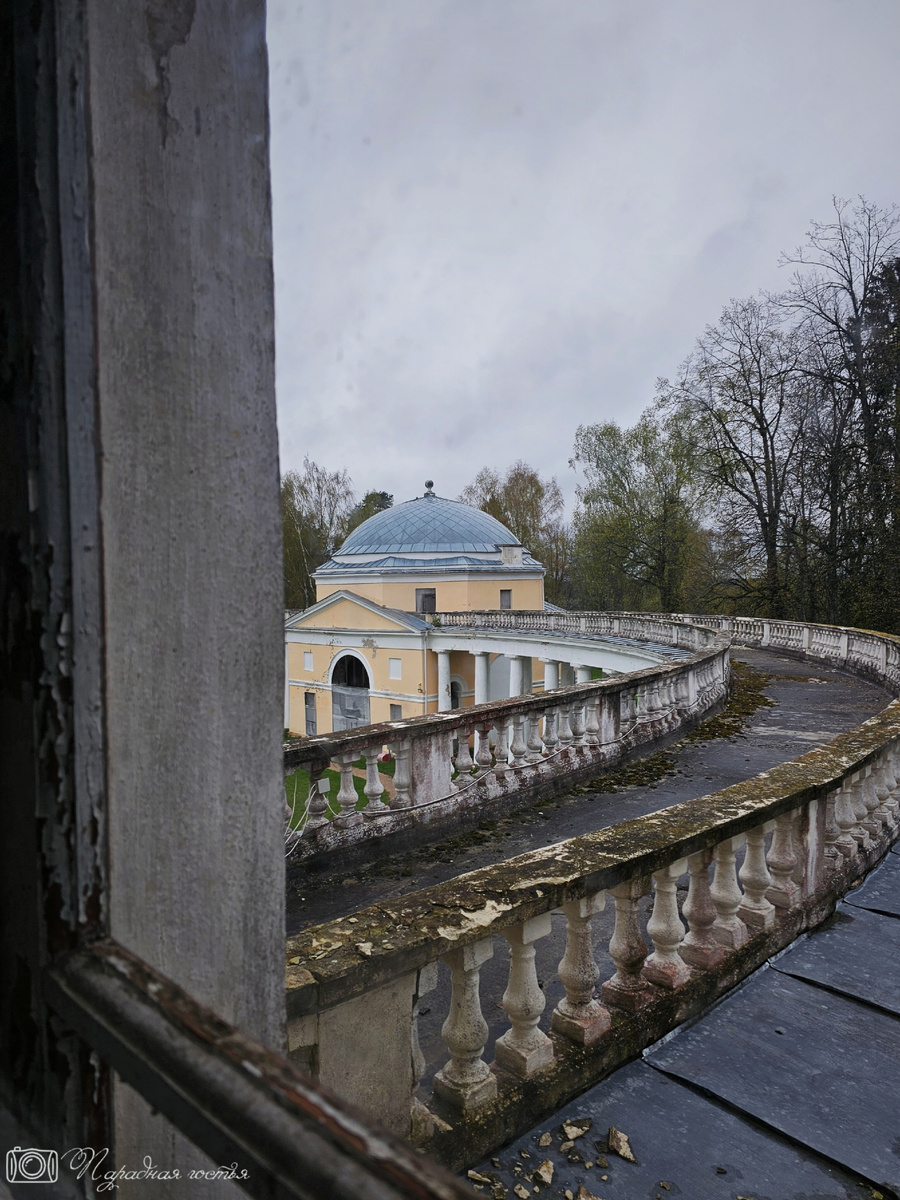 Раньше по колонаде можно было прогуляться из барского дома в павильоны. Фото: Парадная гостья
