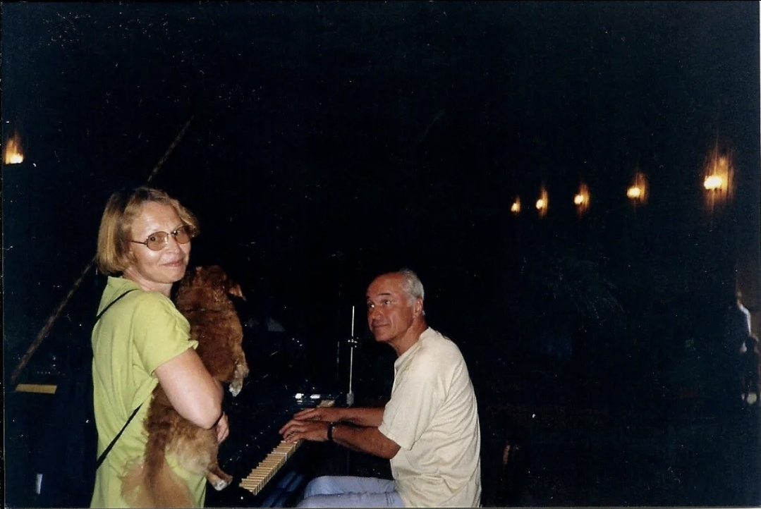 Евгений Дога и певицаЛариса Кандалова на репетиции, на сцене ДК в Новороссийске перед концертом. 1999. Фото из моего архива.