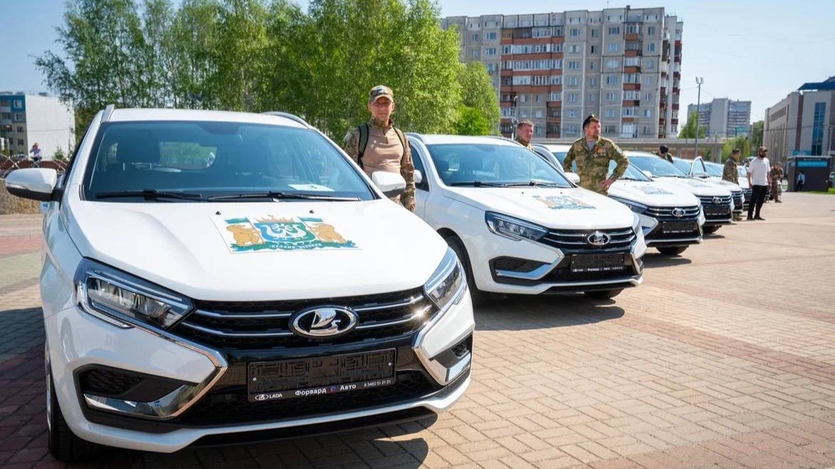    В Сургуте ветеранам боевых действий вручили автомобили с ручным управлением