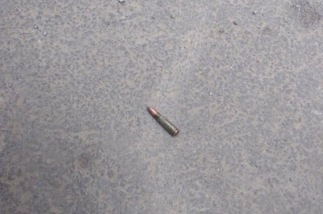    На асфальте, где была драка, оставался лежать патрон. Фото: кадр видео/ соцсети