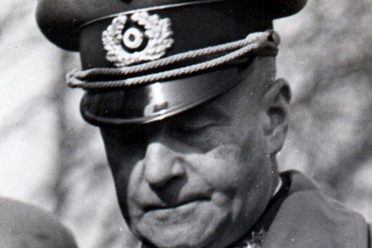 Немецкий генерал-фельдмаршал Вальтер фон Браухич пытался организовать сепаратные переговоры Германии с США. Документ датирован 14 июня 1944 года. Из него следует, что в первых числах мая 1944 года "находящийся в Швейцарии представитель в американском посольстве в Берне известный "Даллас" сообщил, что к нему приезжал из Германии лично генерал фон Браухич". 