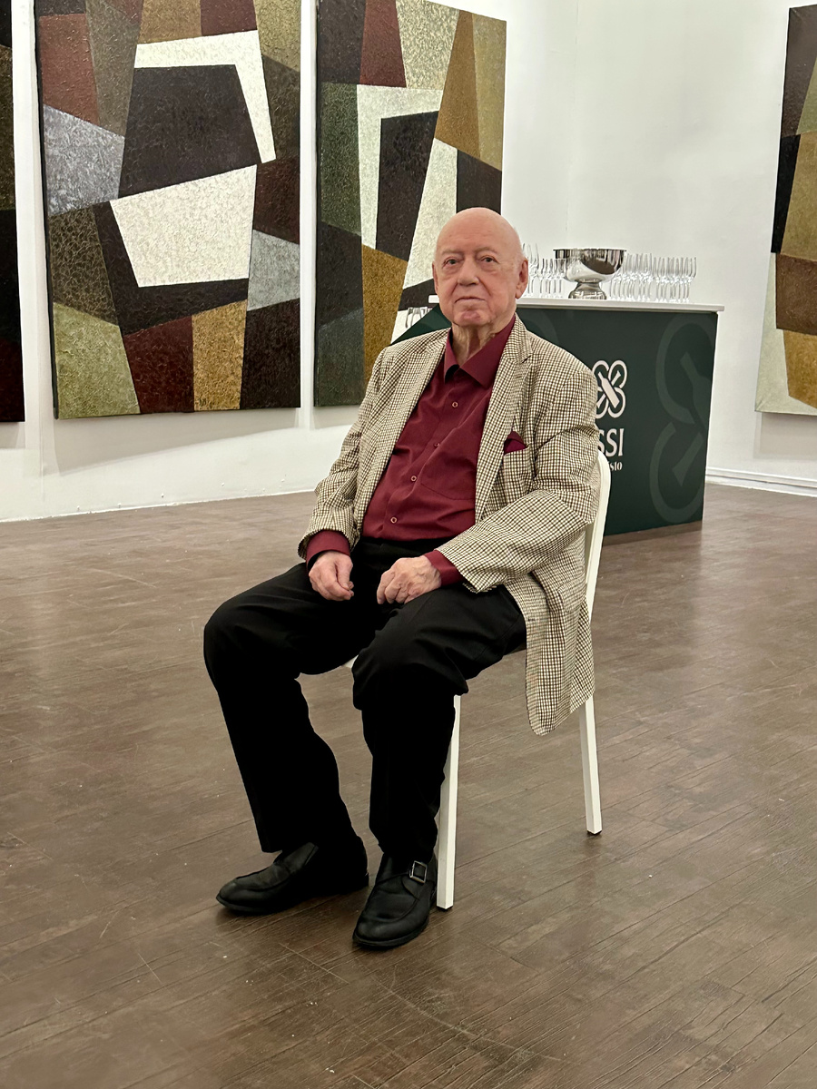 Борис Асафович Мессерер перед открытием выставки. Минута отдыха, пока гости ещё не начали собираться 