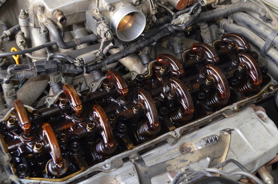 На фото 8 клапанный двигатель. Количество клапанов в двигателе внутреннего сгорания (ДВС) — один из ключевых факторов, определяющих его эффективность. На протяжении десятилетий автопроизводители экспериментировали с разными схемами: от простых двухклапанных до редких пятиклапанных. 