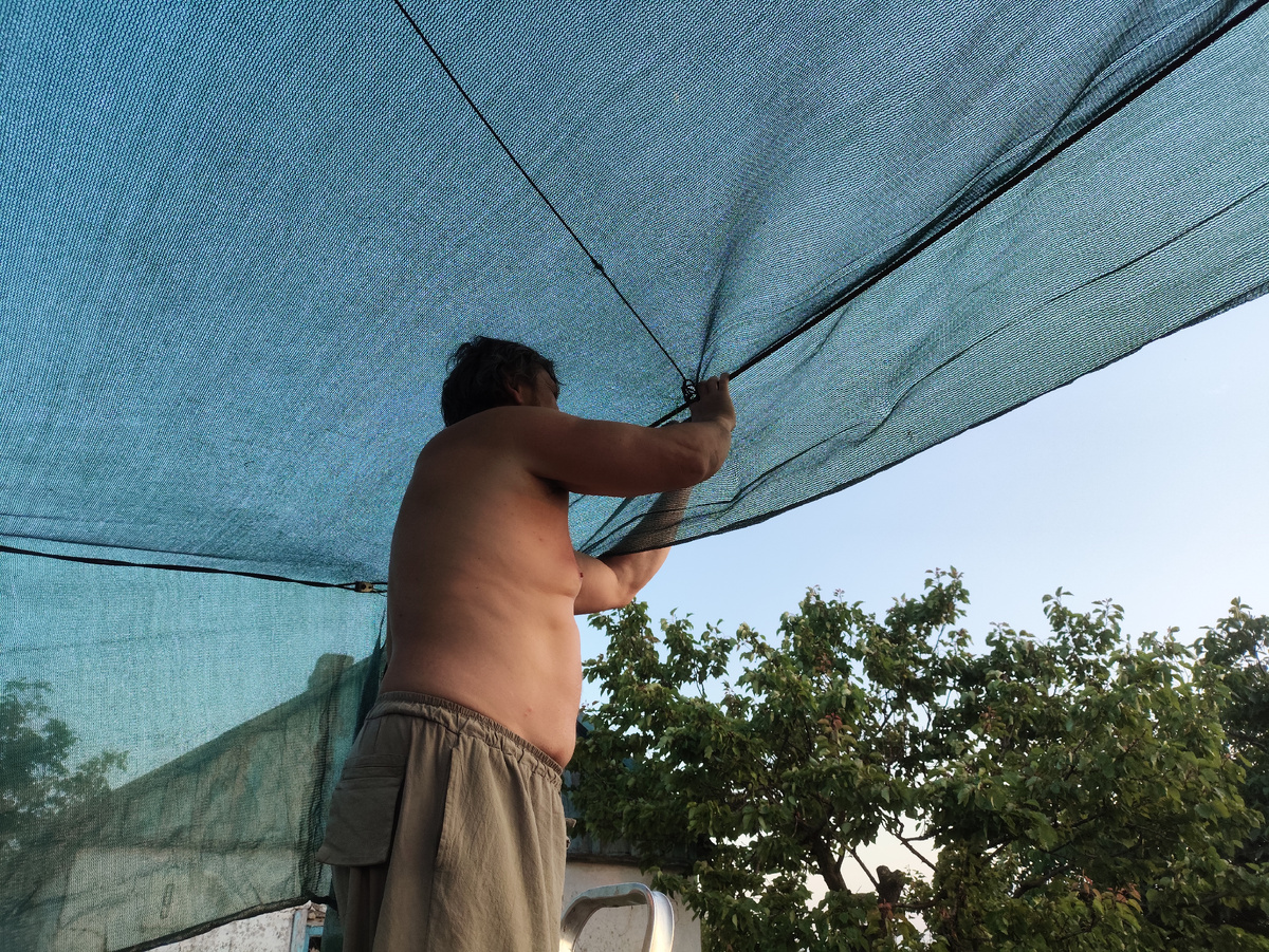 По очереди на лестницу лазали