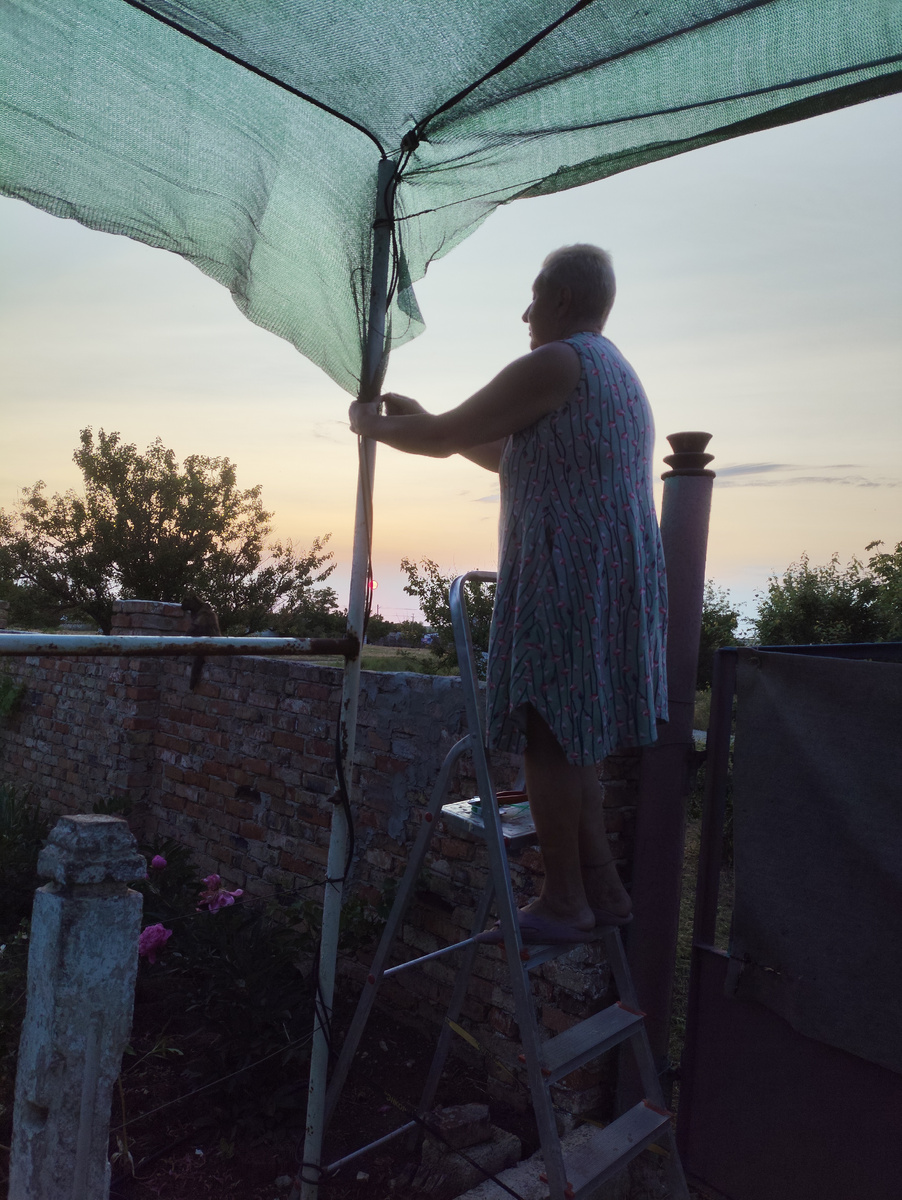 Старательно закрепляю уголок сетки ))