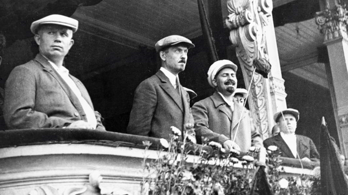 Никита Хрущев, Николай Булганин, Лазарь Каганович (слева направо) на балконе здания во время парада московской милиции, 1933 год. Из открытых источников