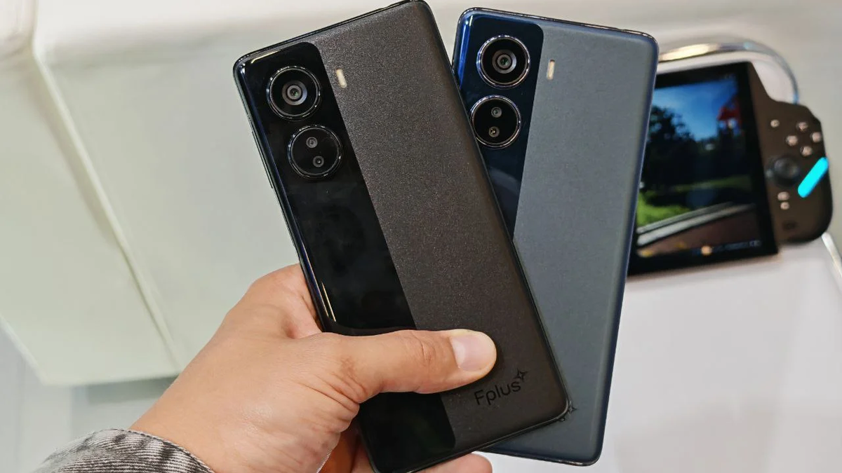 Fplus показала отечественные смартфоны на «Авроре»