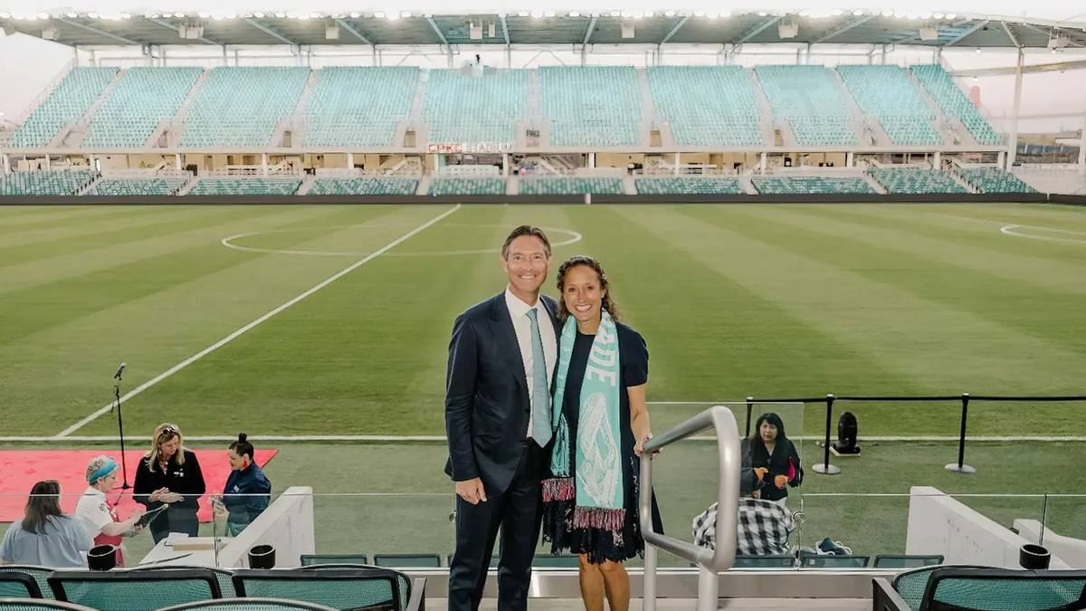 Родное поле: сооружение стадиона CPKC для «Канзас-Сити Каррент» Крис и Энджи Лонги профинансировали из собственного кармана, потратив $140 млн. Домашняя база помогла команде заработать за 2024 год $36 млн, ― лучший показатель по всей лиге(Фото KC CURRENT)