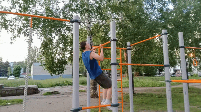 С фиксацией в верху, что бы создать максимальное напряжение в мышцах