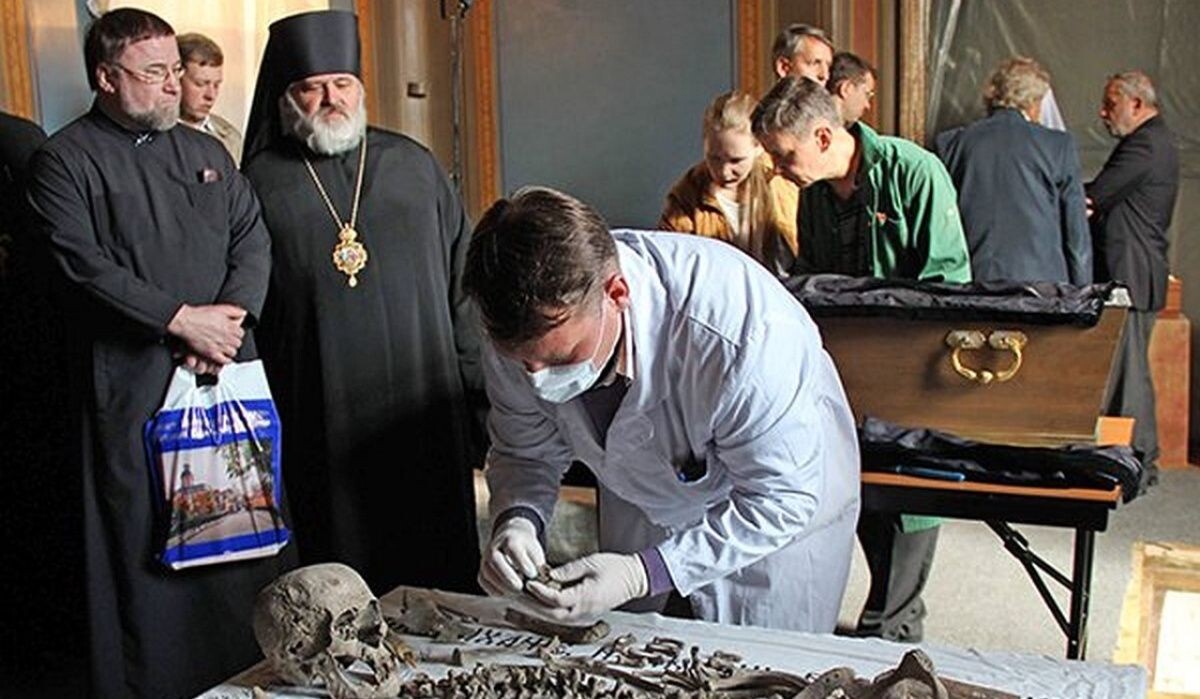     Эксперт осматривает осанки из могилы царской семьи. 2015 год. Источник: rg.ru Автор фото: Александр Корольков