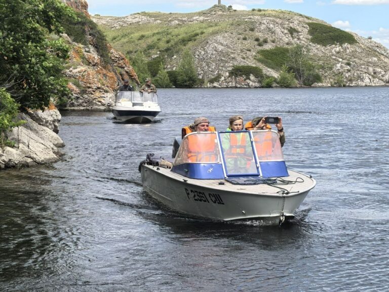    Поплыл. Митрополит Петр отправился в экспедицию по Ириклинскому водохранилищу Белов Михаил Александрович