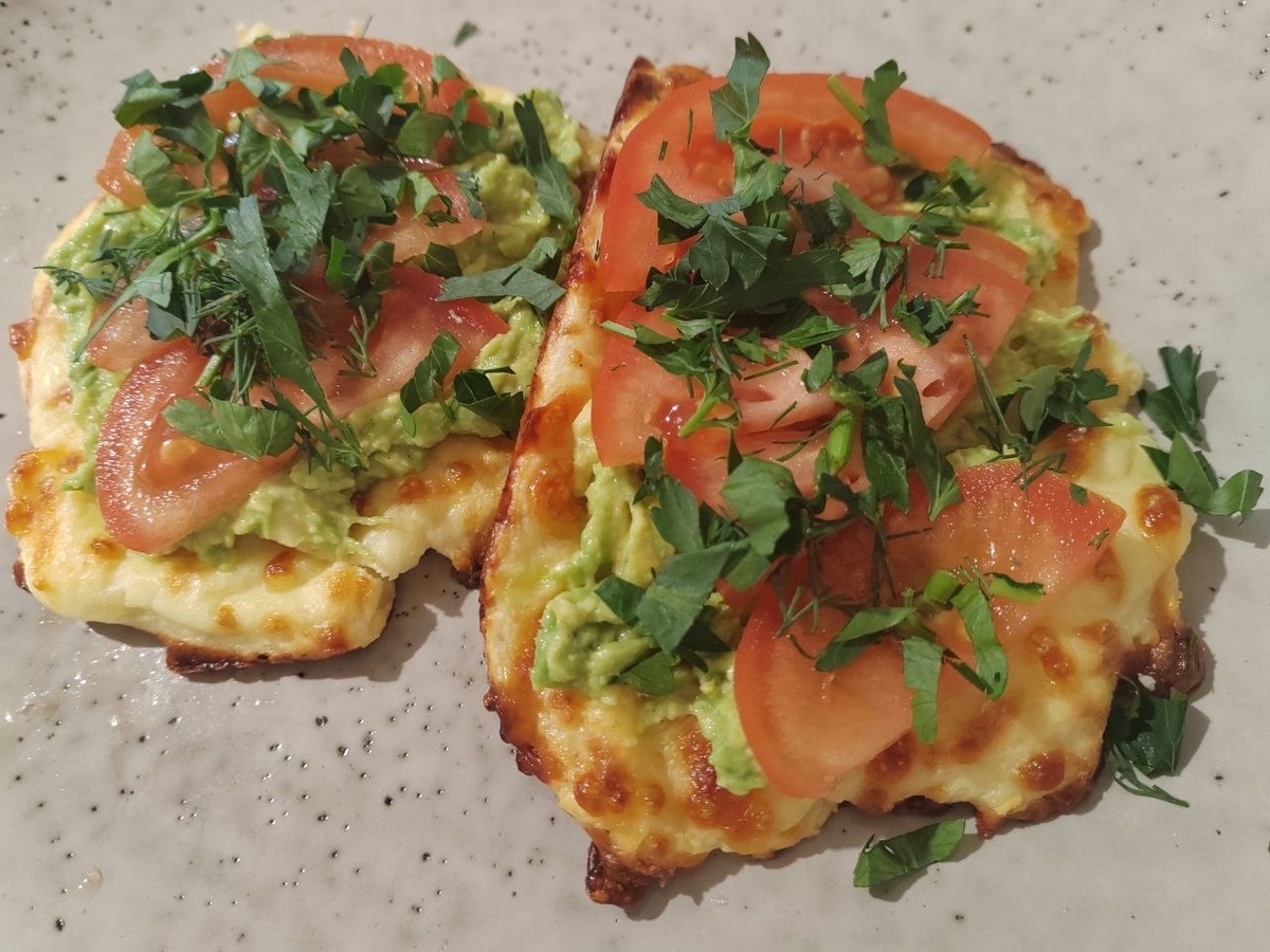 Завтрак — это самый важный прием пищи, который задаёт тон всему дню. Если хочется начать утро вкусно и полезно, обратите внимание на этот простой рецепт творожно-сырных лепешек. Они готовятся быстро, легко и идеально подойдут для тех, кто любит сытный и вкусный завтрак!