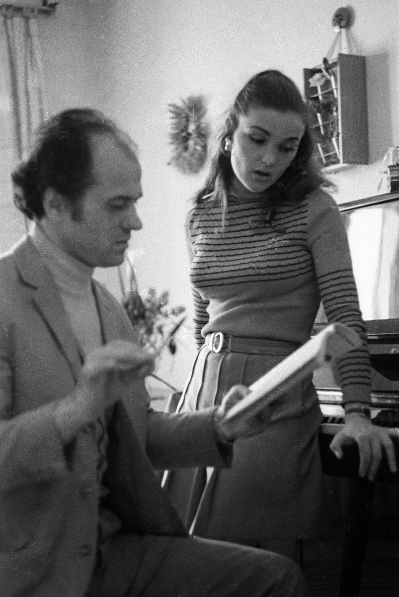 Евгений Дога знакомит певицу Надежду Чепрагу со своей новой песней, 1979 год    📷