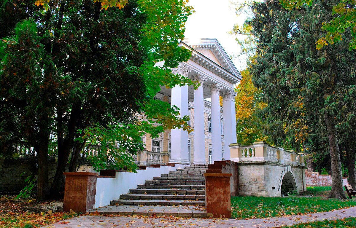 Усадьба «Узкое» — бывшая дворянская усадьба, объект культурного наследия регионального значения, находящийся на особо охраняемой природной территории «Природно-исторический парк Битцевский лес»