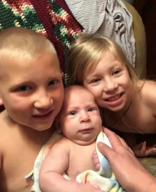 Фотография троих детей пары — 6-летнего Грейсона, 4-летней Авроры и 6-месячного Колсона