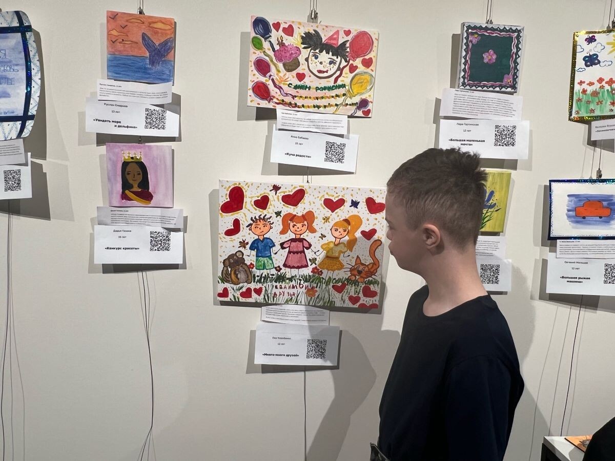    В этих рисунках — мечты о счастье детей из детских домов для ребят с особенностями развития