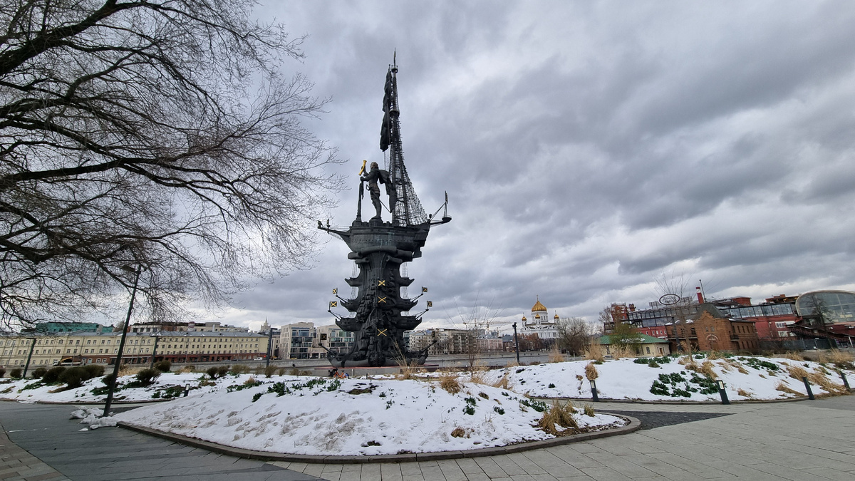 На фото: вид с набережной парка Музеон на Памятник 300-летию Российского флота (Петру I)