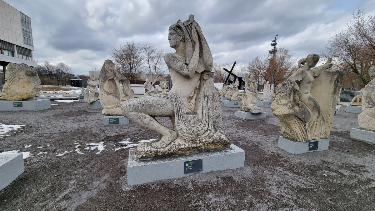 На фото: Зал белокаменной скульптуры