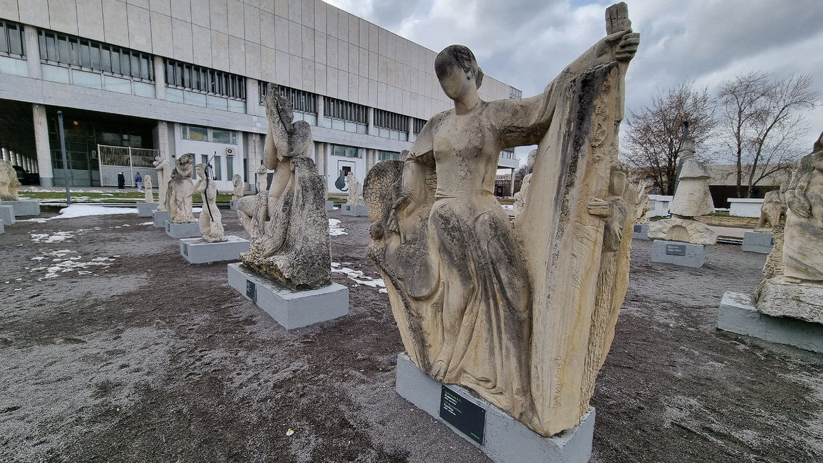 На фото: скульптуры из известняка