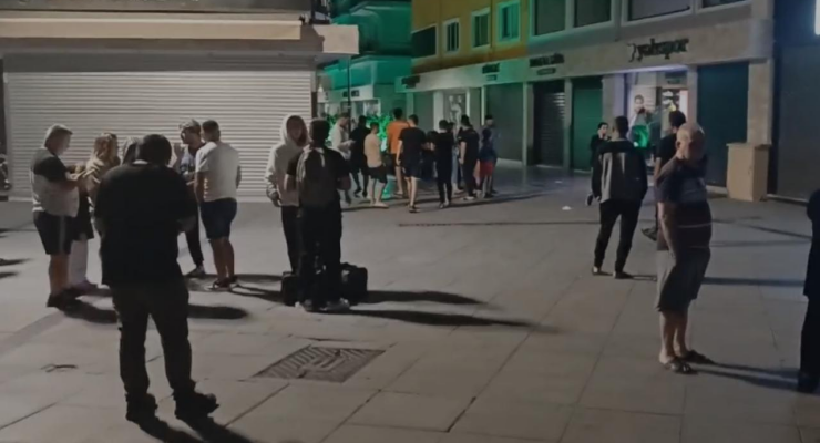 Напуганные граждане посреди ночи вышли на улицу. Источник фото: https://www.diken.com.tr/wp-content/uploads/2025/06/2025-03-06-mugla-deprem-trt-haber.png.