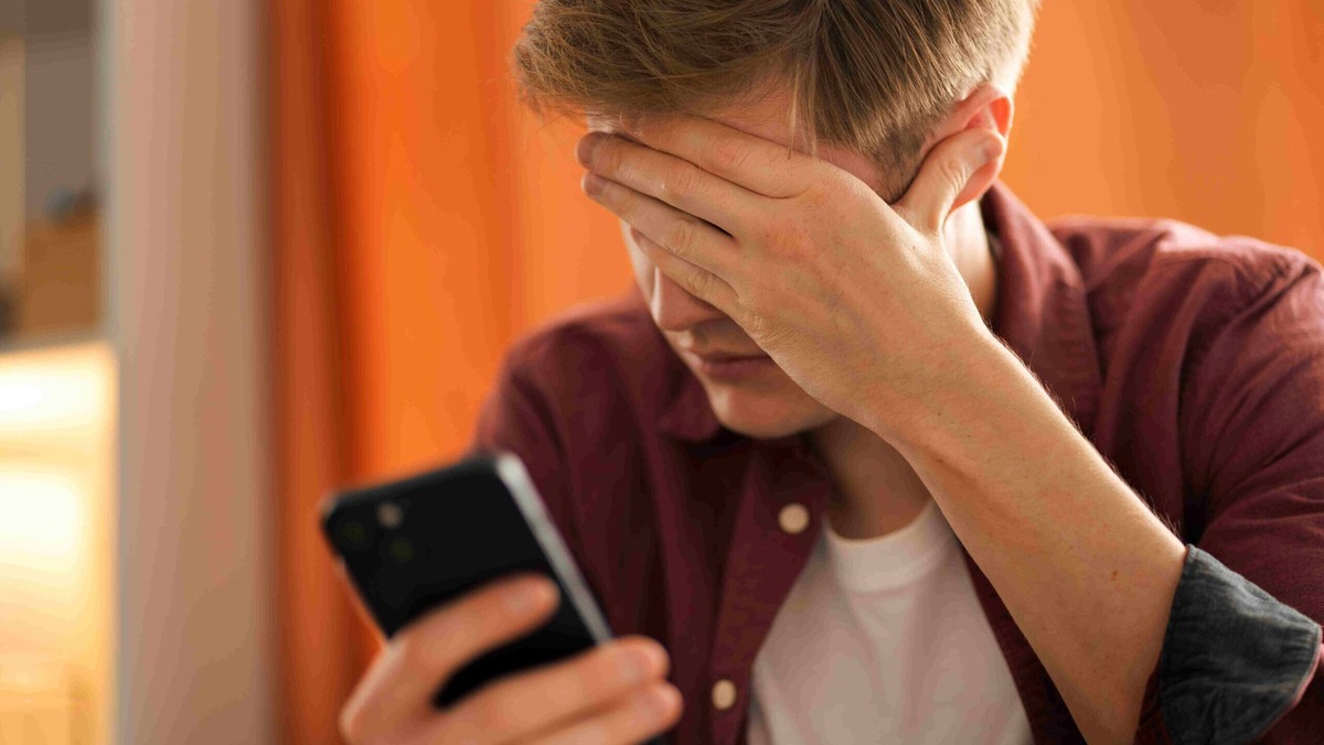    Телефоны доверия могут помочь при разных жизненных неприятностях. Фото: Freepik