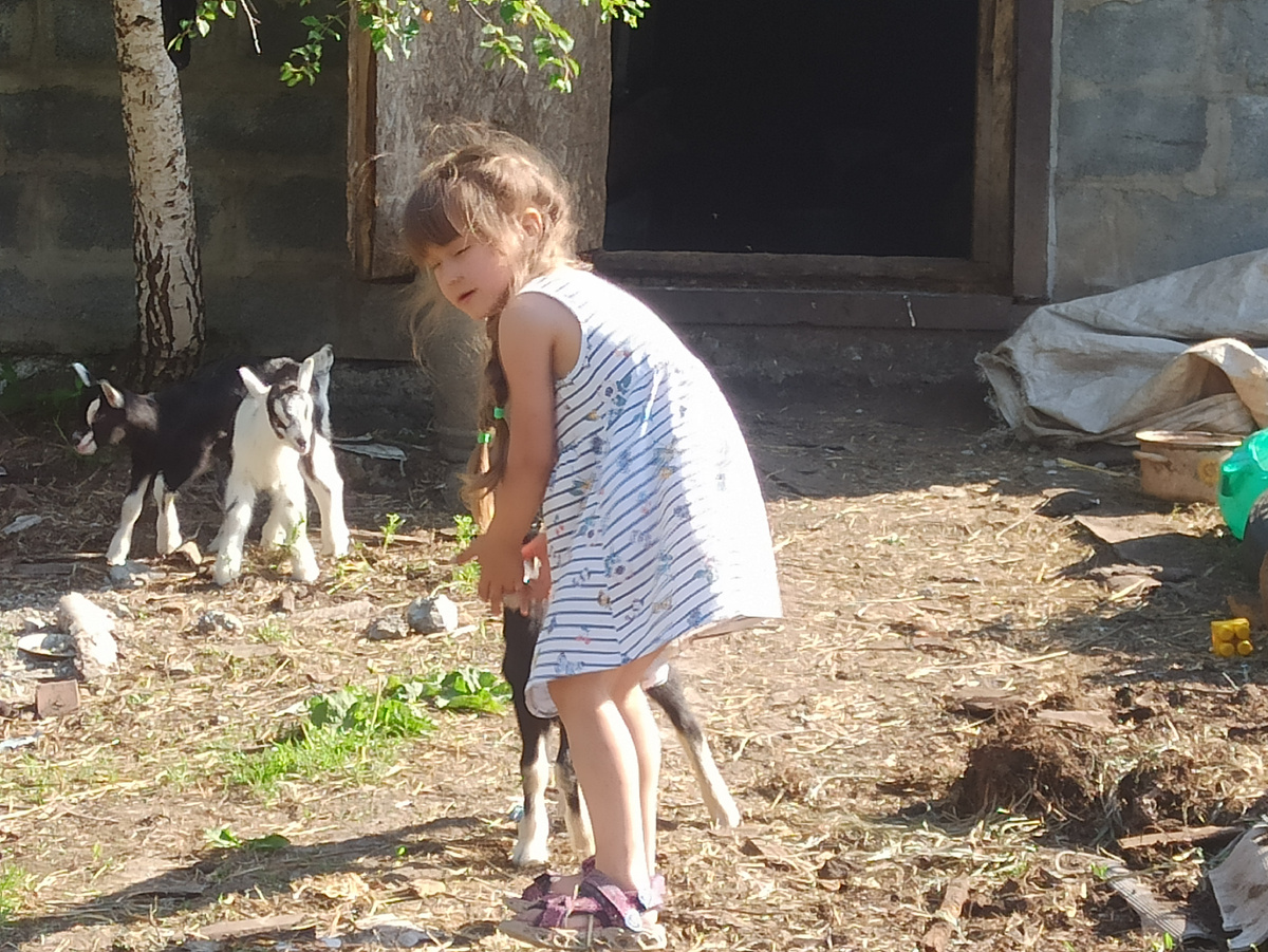 Девочка та что на половину светлая. Под березкой стоит