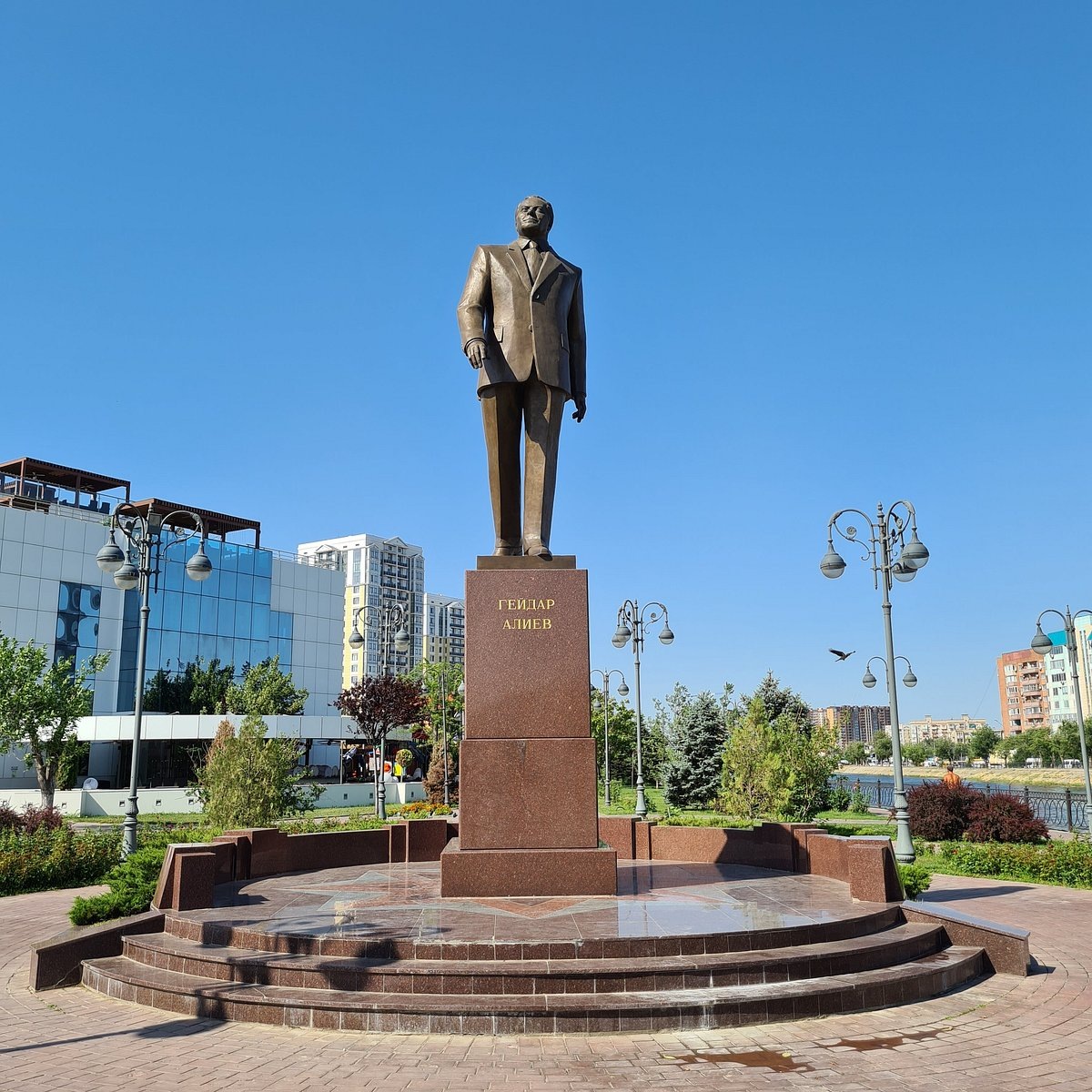 Памятник Гейдару Алиеву в Астрахани