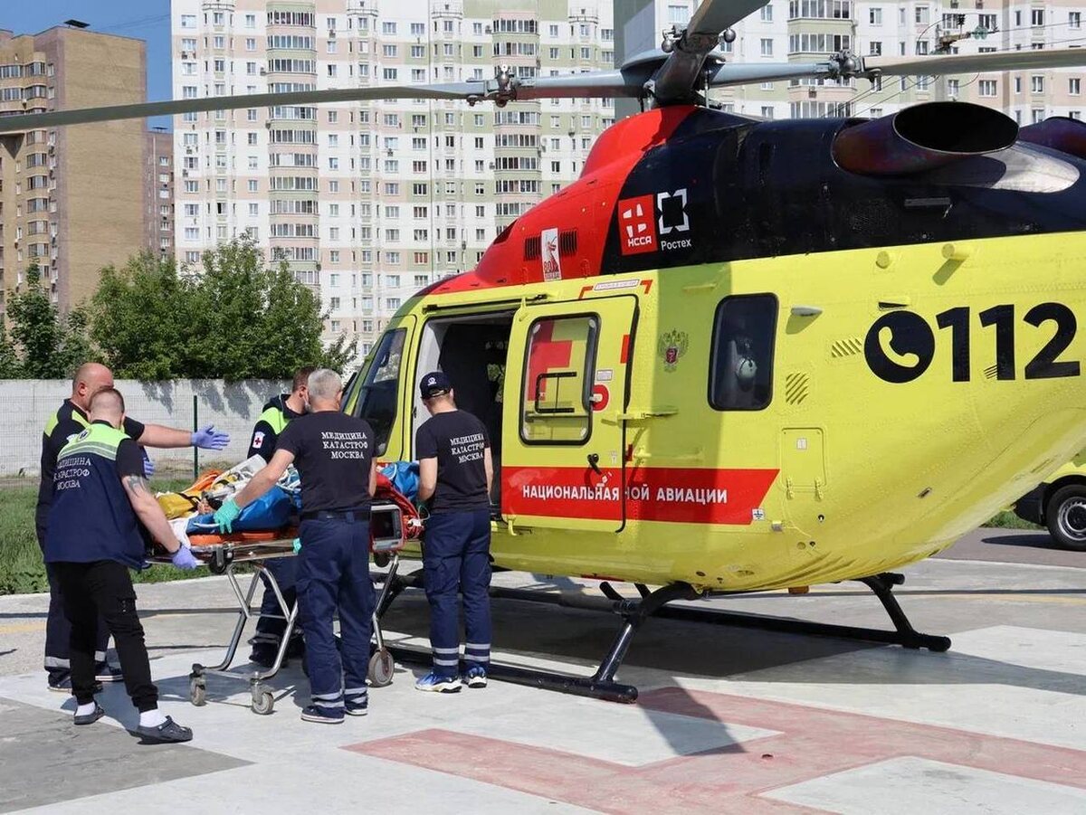    Двух курянок, пострадавших от вражеских атак, вертолетом доставили в НИИ скорой помощи в Москве