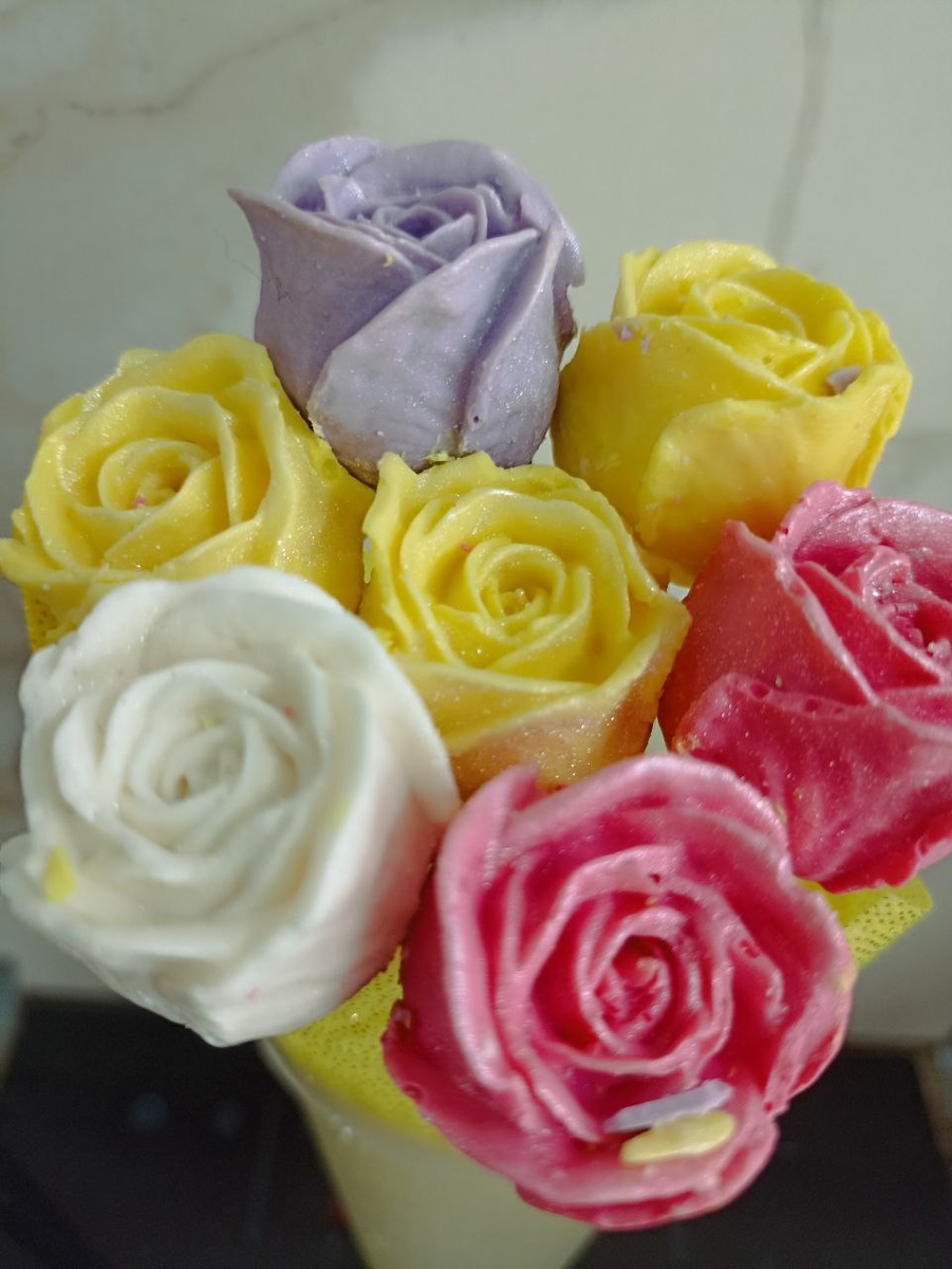 шоколадные розочки ручной работы будут прекрасным дополнением к французской выпечке(фото автора специально для статьи)