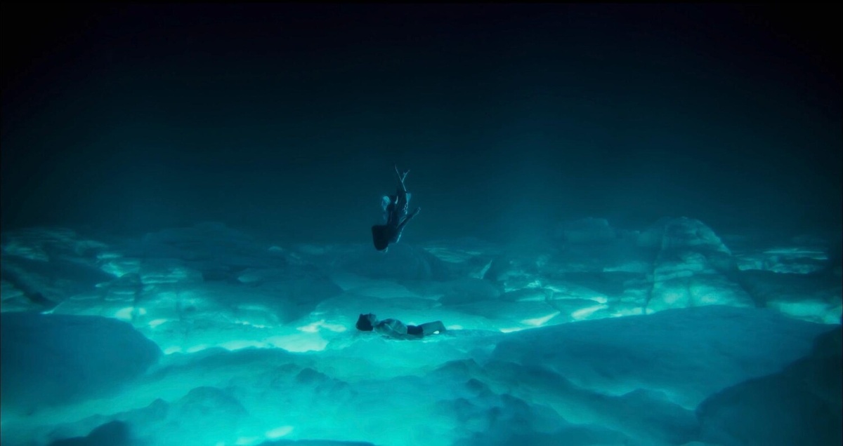 Круз погружается на дно?