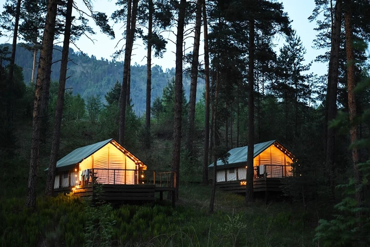    Тентхаусы на территории глэмпинга.