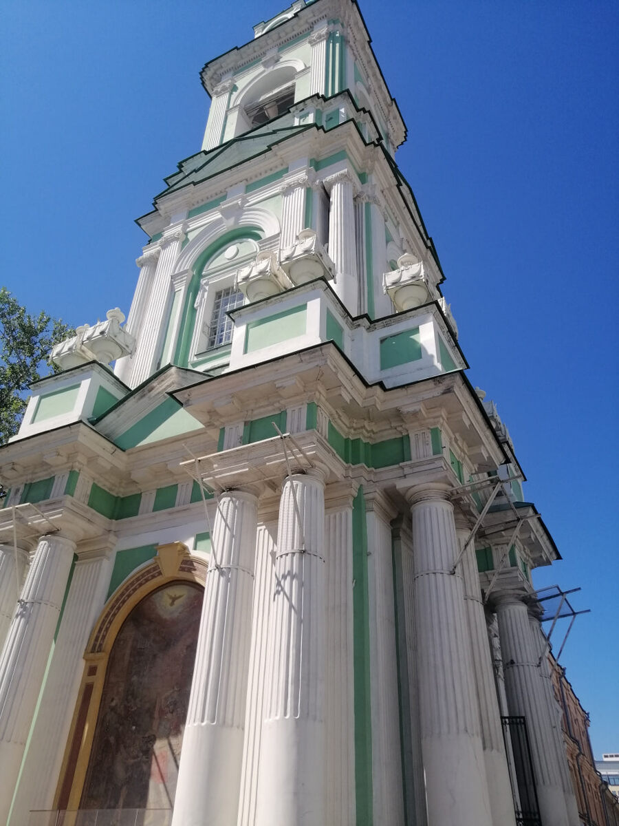 Колокольня, внутри которой открыта кофейня