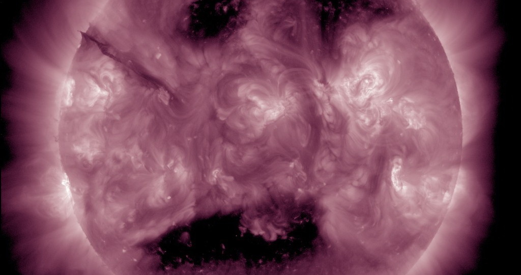 На Солнце образовалась зловещая улыбка - происходит что-то невероятное