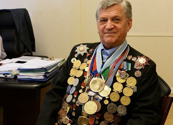 Александр Тихонов.