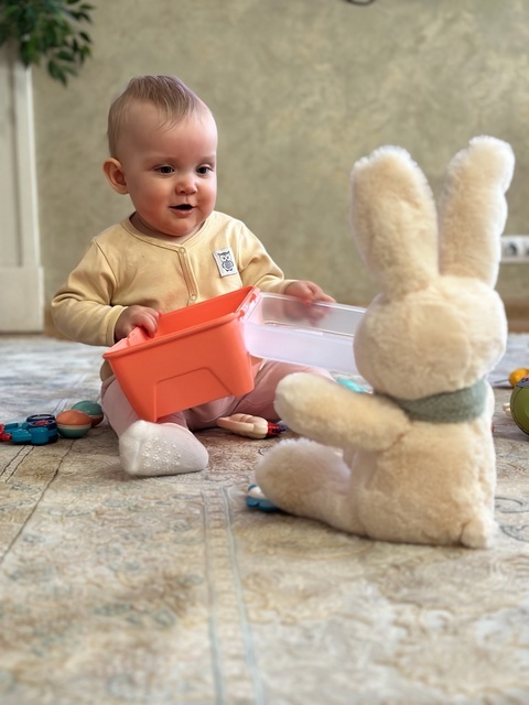 Екатерина играет со своим любимым зайкой