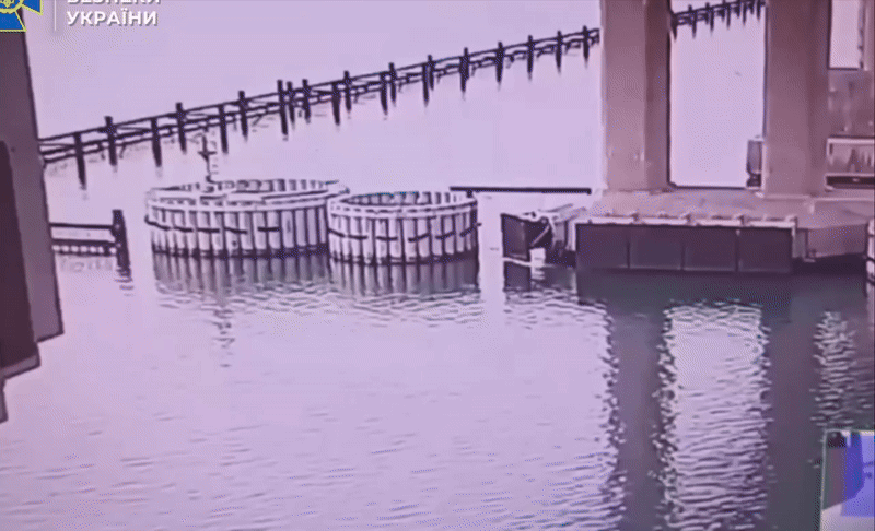    Утренний подрыв подводного дрона около одной из опор моста//Видео из ТГ-канала Царьграда