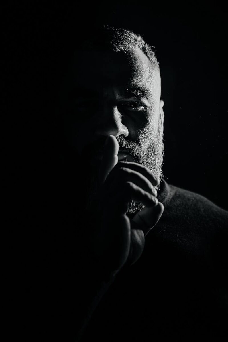 Я, как никто другой, это знаю и на себе испытал. Как только мы настраиваемся враждебно и агрессивно, мир быстро начинает притягивать к подобному. Это сказано еще много веков назад: "что излучаешь, то и получаешь". Задумайтесь об этом, и ваша жизнь изменится!

💭 Просто наблюдайте:
Что часто обсуждаете?
На чем заостряете внимание?
В каком переживании сейчас находитесь?
Кого обсуждаете?
С чем засыпаете и с чем просыпаетесь?

Я всем своим клиентам на сессиях и практиках предлагаю модель поведения, которая работает на 100% — проверено! Начинаем менять внутренний камертон:

Отслеживаем свои эмоции в течение дня.

Не злимся на дорогах.
Не срываемся за то, что кто-то мешает.
Прекращаем ругать и обвинять.
Как только в течение пары дней мы начинаем это контролировать , мы дополняем все свои мысли и проекции позитивом, представляя свою лучшую версию себя и пространство, в котором хотим жить, — процесс начнет действовать.

➡️ Когда приходим на встречи или на работу, излучаем только любовь во всех ее проявлениях, говорим ровно и плавно, контролируем эмоции и реакции. Это эффективно изменит вашу жизнь!

Но есть один важный нюанс: это сможет сделать только тот, кто готов быть предан своему потенциалу и благодарен возможности его реализовать.

🌍 Мир вам всем и искреннее пожелание выбраться из петли однотипных событий!

@Записки Владимирского 

#терапия #психология #разбор #дисциплина #мотивация #жизнь #владимирский