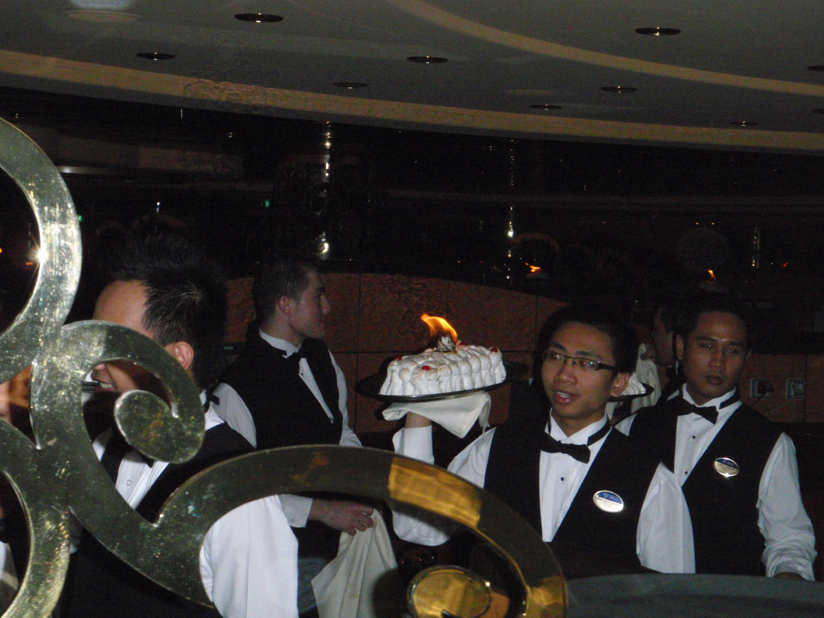 Подача фирменного десерта во время ужина на лайнере. Со свечами и при выключенном свете. Фото из архива автора. 