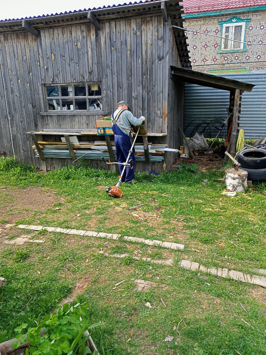 Муж готовит орудие борьбы с комариным царством