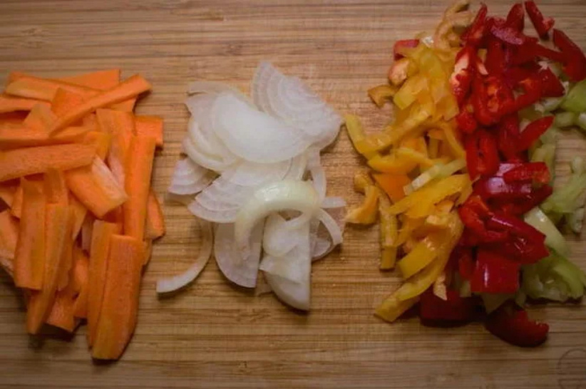 Овощи можно нарезать произвольно