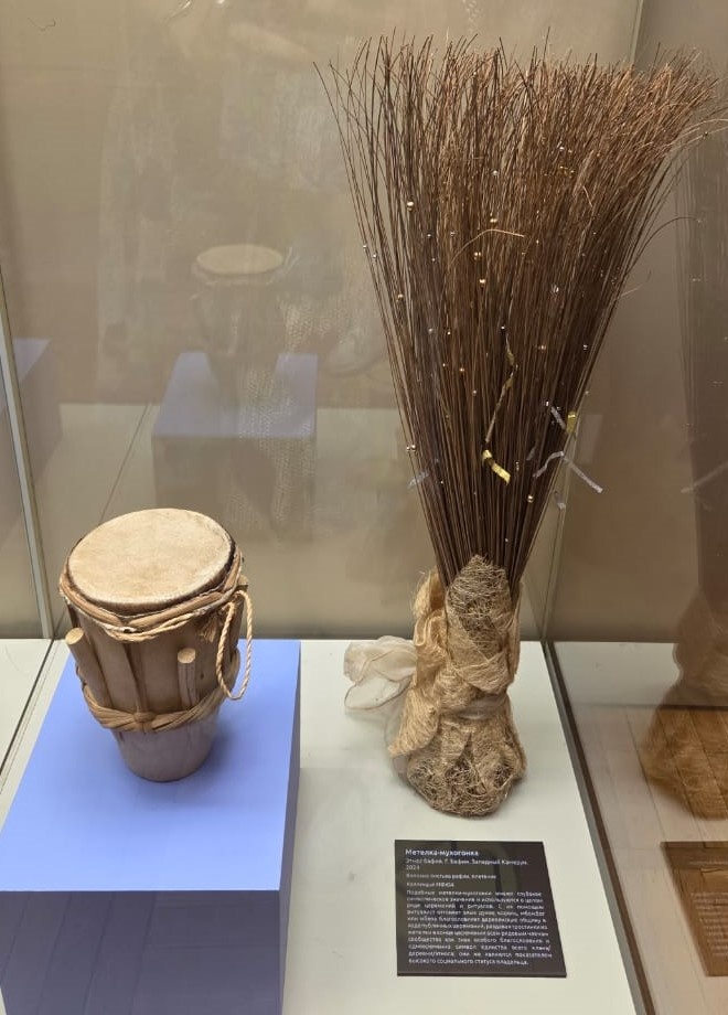 Барабан ручной малый. Этнос басса. Побережье Камеруна. Конец 2010-х гг. древесина, волокно рафии, кожа, резьба, плетение. Метелка-мухогонка. Этнос бафия. Западный Камерун. 2024